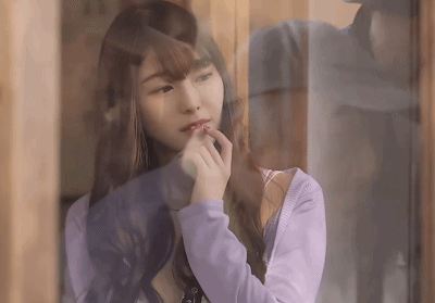 正惊GIF：过于吸引人了！少女一般的美艳少妇，一颦一笑都摄人心神