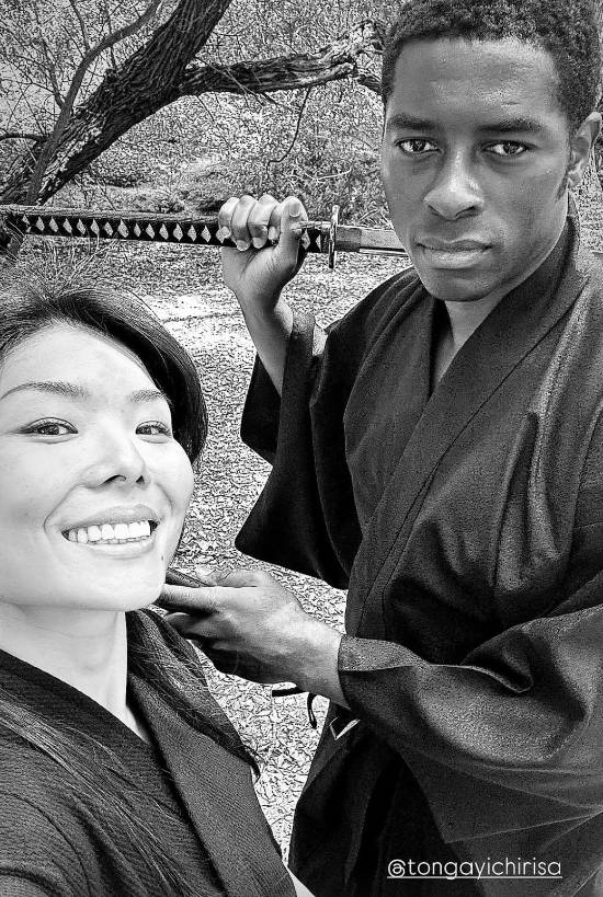 《AC影》双主角英配演员晒合影：双刀打破次元壁